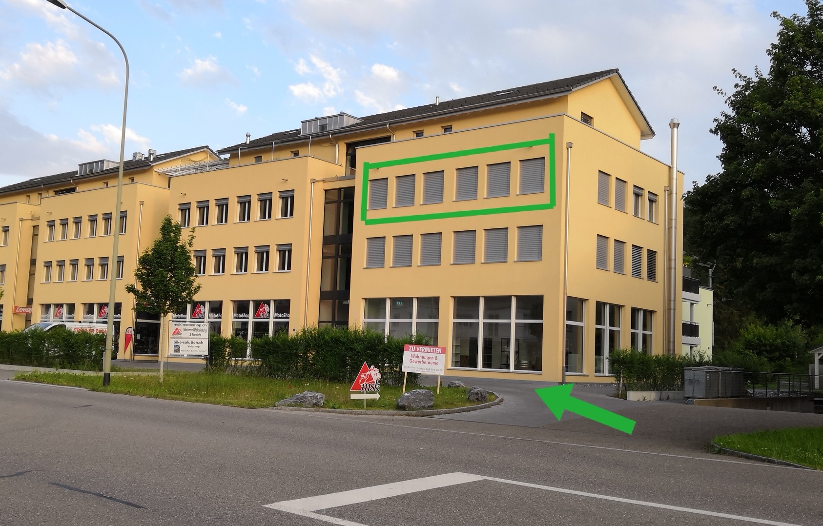 direkt an der Hautpstrasse in Rikon